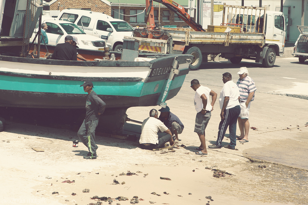 Foto von Männer reparieren ein Fischerboot an der Garden Route in Südafrika